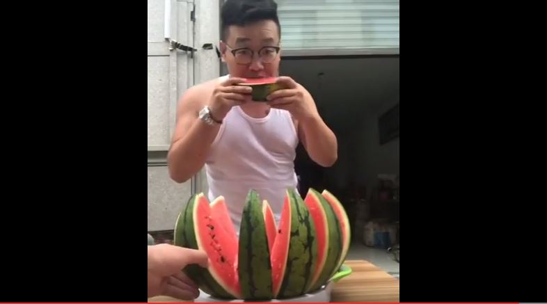 بالفيديو.. طريقة مذهلة لتقطيع البطيخ في ثانية واحدة
