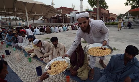 بقايا موائد رمضان.. لو وجدت طريقها للجياع لسدت أفواه الملايين