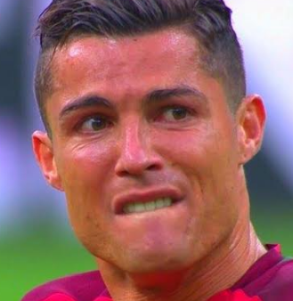 بالصور.. بكاء كريستيانو بعد إصابته أمام فرنسا في نهائي اليورو