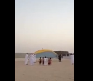 بالفيديو.. طيران شاب سعودي بالبراشوت واصطدامه