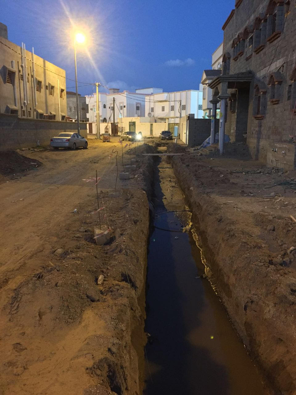بلدية #العقيق تحتجز مواطنًا داخل منزله لتصريف السيول