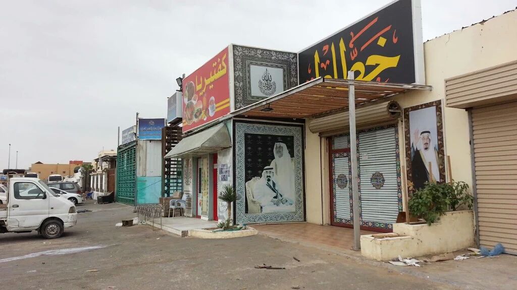 بلدية طيبة تغلق 61 مصنعًا و23 ورشة تعمل بطريقة غير نظامية