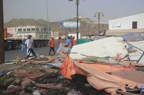 بلدية ” محايل عسير” تزيل البسطات العشوائية بالمنطقة المركزية