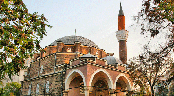 مجهولون يعلقون رأس خنزير على مئذنة مسجد ببلغاريا