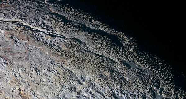 صورة تظهر سطح كوكب بلوتو “كجلد الثعبان”