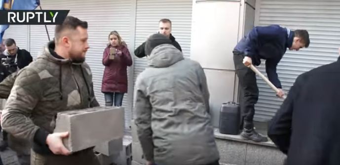 بالفيديو.. هجوم غريب على بنك روسي في أوكرانيا