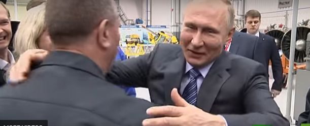 بالفيديو.. عامل يفاجئ بوتين بسؤال فبادره الرئيس بعناق