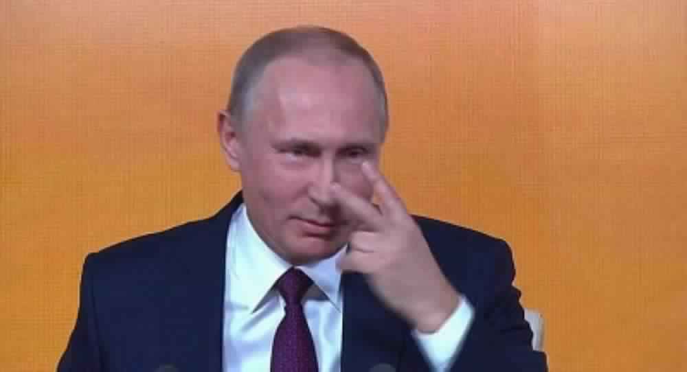 فتاة روسية تضع بوتين في موقف محرج على الهواء