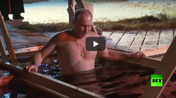 بالفيديو.. بوتين يغطس في بحيرة متجمدة لأداء طقوس دينية