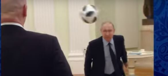 بالفيديو.. بوتين يستعرض مهاراته الكروية في القصر الرئاسي