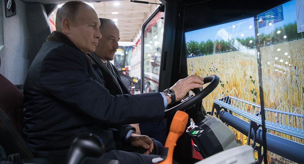 بالفيديو.. بوتين يتدرب على حصد المحاصيل: مهنتي المستقبلية ربما
