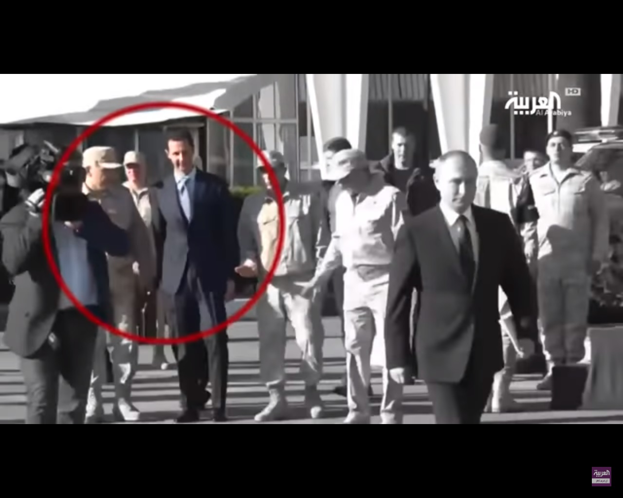 شاهد.. ضابط روسي يهين الأسد أمام بوتين