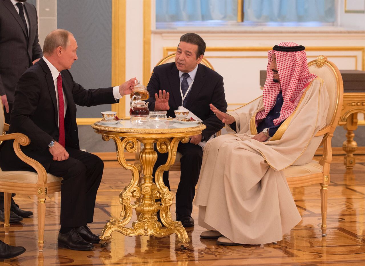 بالصور.. بوتين يقدم الشاي بنفسه إلى الملك بجلسة مبسطة في الكرملين