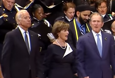 بالفيديو.. بوش يترنح ويضحك خلال تأبين ضباط دالاس