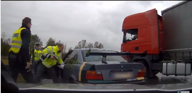 شاهد.. الشرطة تطارد قائد BMW باستخدام شاحنة .. والسبب سرقة الوقود