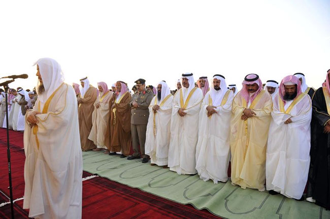 أمير الباحة يتقدم المصلين ويتبادل التهاني مع الأهالي