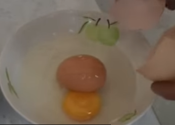 شاهد.. دجاج يتعرض لـ”صدمة” ويُنتج بيضة داخل بيضة !