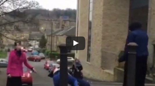 بالفيديو.. مشاجرة بين مسلمتين بأحد شوارع بريطانيا