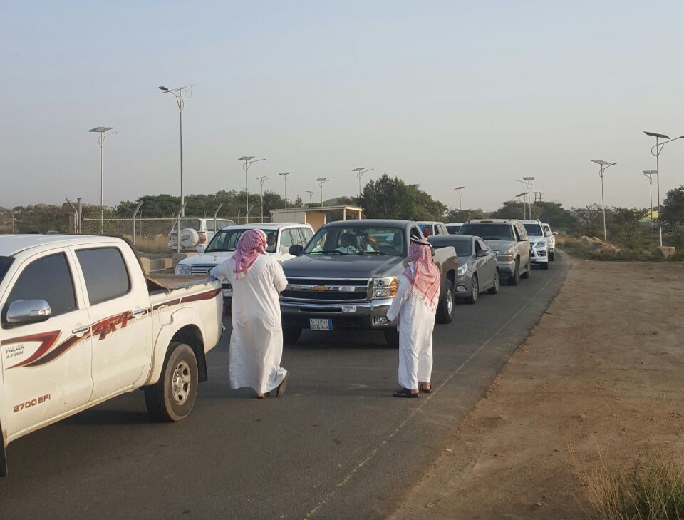 تأخر موظف الزراعة يزاحم المتنزهين أمام بوابة متنزه الأمير سلطان !