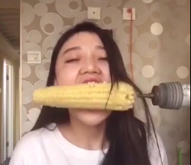 بالفيديو.. فتاة تأكل الذرة بـ “الدريل” فكانت الفاجعة