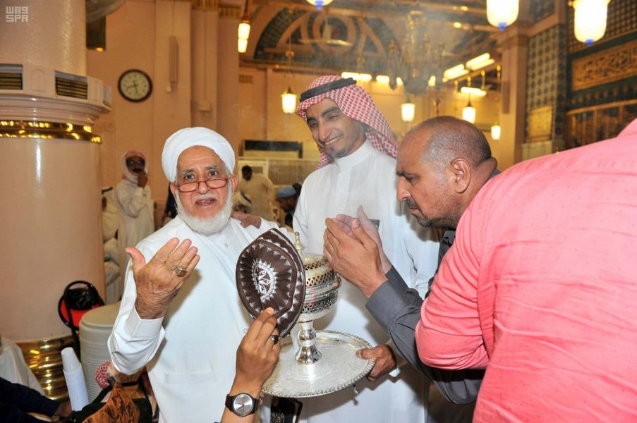 شاهد.. تبخير المسجد النبوي في أجواء رمضانية روحانية خالصة