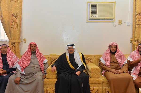 أمير تبوك يعزي أسرة الشيخ سلامة بن هرماس