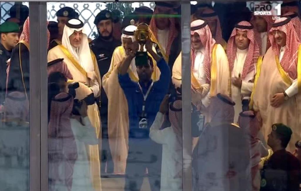 بالفيديو والصور.. احتفال لاعبي الهلال بعد الحصول على كأس الملك