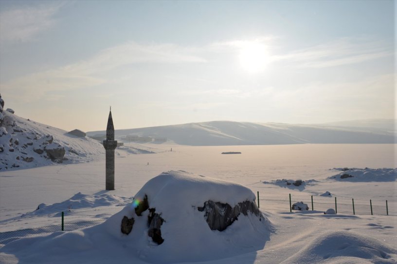 “مأذنة الثلج” تجذب محبي التصوير إلى “أغري” التركية