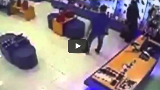 حقيقة مقطع الفيديو المتداول لعمالة وافدة مع امرأة داخل أحد المحلات