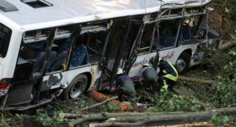 وفاة 18 شخصاً في تحطم حافلة بسلطنة عمان