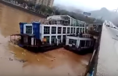 شاهد.. لحظة تحطم سفينتين لنقل الركاب بسبب الفيضانات في نهر ” بكين “