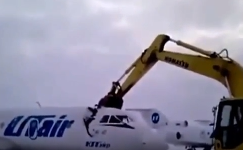 شاهد بالفيديو.. موظف يحطم طائرة انتقامًا بعد طرده من العمل
