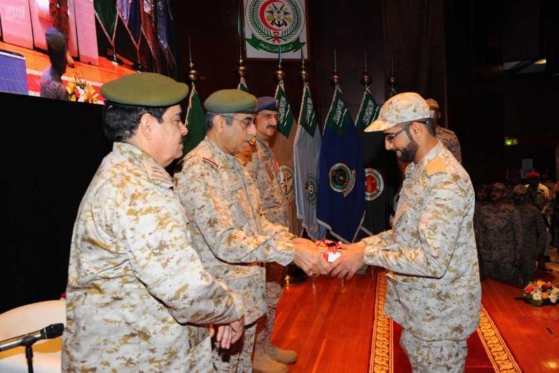 تخريج الدورة الثالثة للتأهيل العسكري للضباط الجامعيين (11)