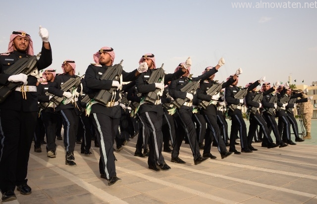 شاهد بالصور .. تشكيلات وعروض عسكرية في تخريج طلبة كلية الملك خالد العسكرية