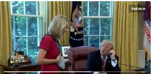 بالفيديو.. ترامب يقطع مكالمة هاتفية لمجاملة صحفية جميلة