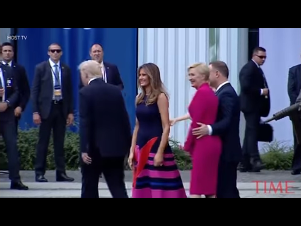 شاهد.. زوجة الرئيس البولندي تحرج ترامب بتصرّف دبلوماسي