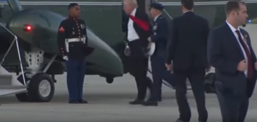 شاهد.. ردة فعل ترامب تجاه جندي مارينز أطاحت الرياح بقبعته!