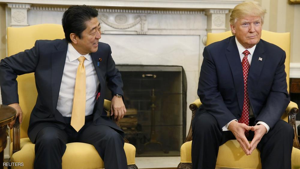 بالفيديو.. ترامب ورئيس وزراء اليابان يتصافحان بطريقة طريفة