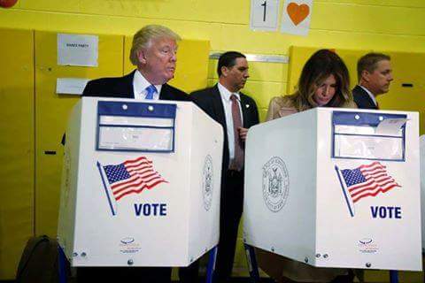 ترامب يختلس النظر لبطاقة زوجته الانتخابية لمعرفة مرشحها