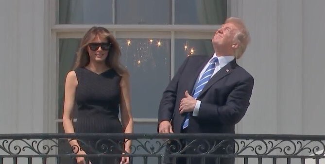 بالعين المجردة.. ترامب يتابع مع زوجته كسوف الشمس
