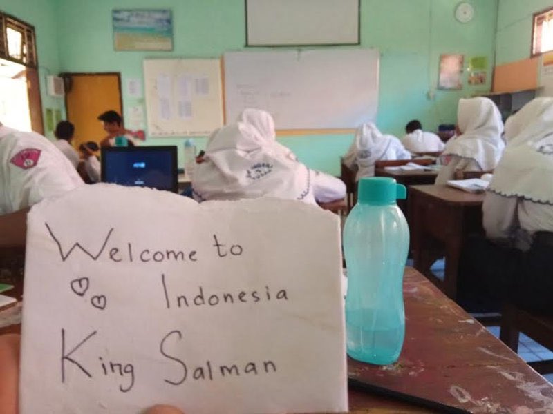 طالبة في إندونيسيا ترحب بالملك في فصلها على طريقتها الخاصة