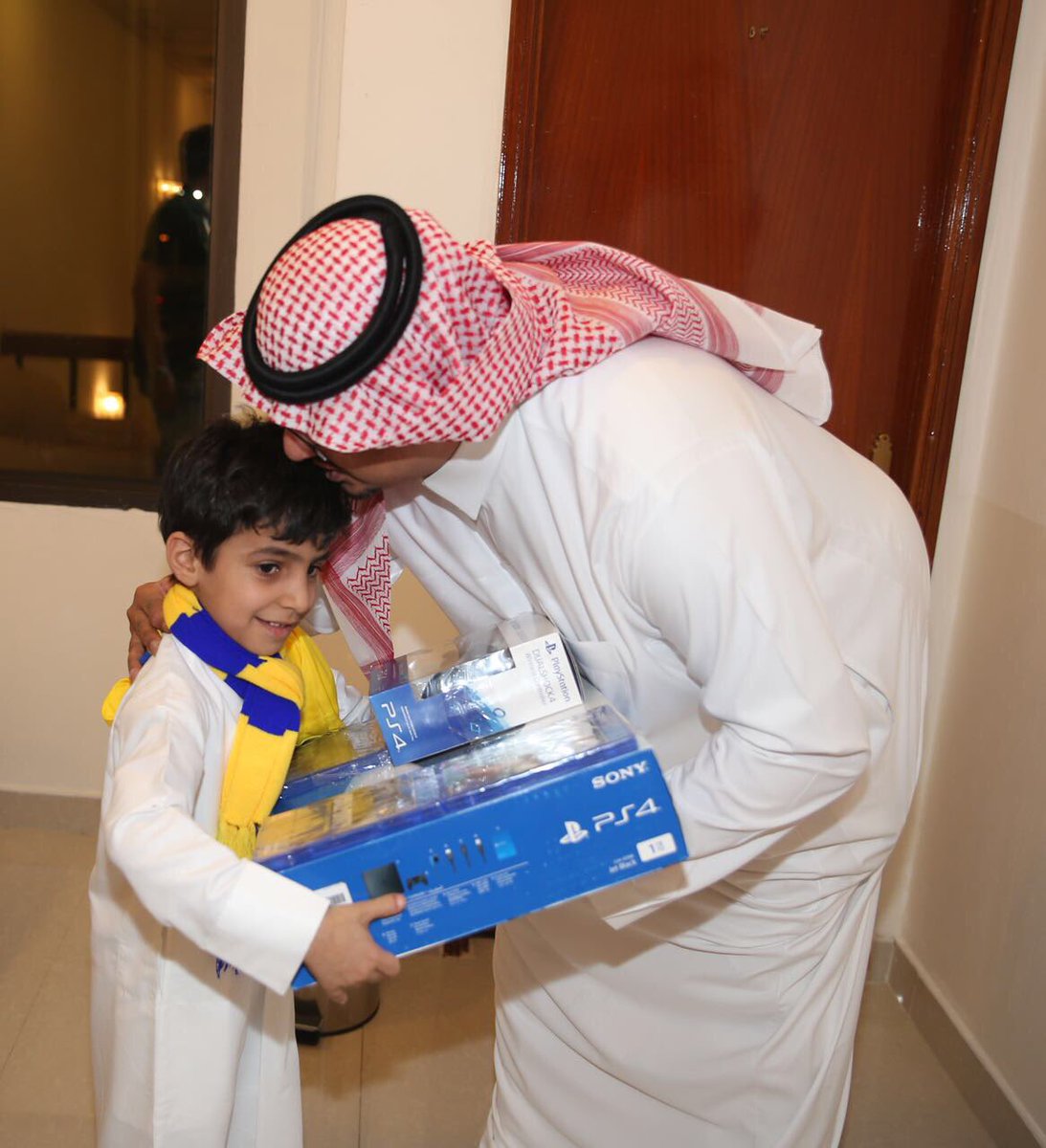 بالصور.. رئيس النصر يُقدم عضوية العالمي لابني البطل عبدالرحمن الشهراني