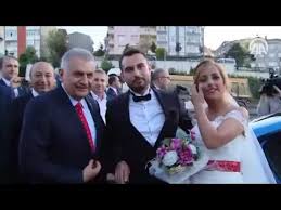 شاهد.. رئيس وزراء تركيا يستوقف عروسين لتهنئتهما بالزواج