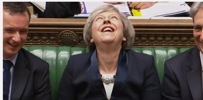 بالفيديو .. نوبة ضحك هستيرية لرئيسة وزراء بريطانيا في البرلمان