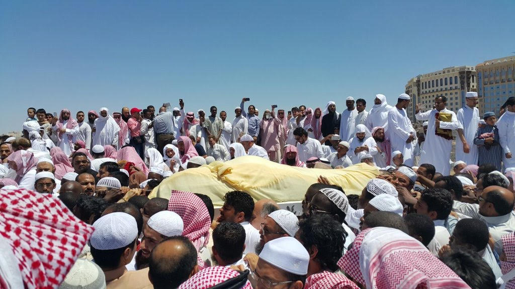 شاهد.. الآلاف يشيعون الشيخ #محمد_أيوب إلى مقبرة البقيع