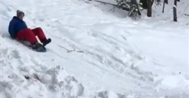 شاهد.. شاب يتعرض لسقوط مروع أثناء تزلجه على الجليد