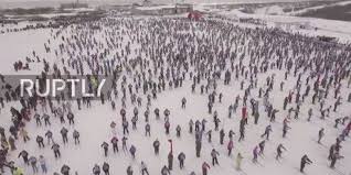 شاهد.. 10 آلاف شخص يشاركون في سباق التزلج بموسكو