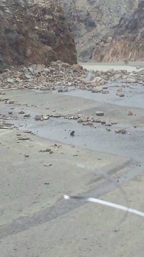 الأمطار تربك حركة المرور بقرية كساب #أضم .. حرّكت الصخور والرمال