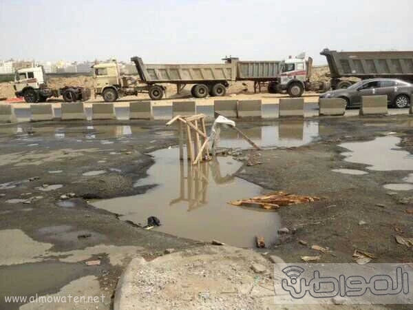 تسربات مطرية وحفر جنوب جدة.. والمواطنون: “المياه” تجاهلت معاناتنا