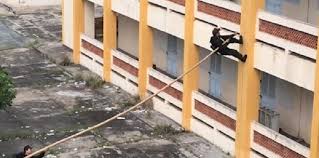 شاهد.. قوات خاصة تستخدم طريقة مبتكرة لتسلق المباني